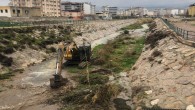 Hatay Büyükşehir Belediyesi dere yataklarını temizlemeyi sürdürüyor
