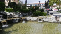 Atatürk Parkında bulunan havuzlardaki suyun kokusu  çevreyi rahatsız ediyor