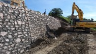 Hatay Büyükşehir Belediyesi tehlike arzeden bölgelerde Taş duvar çalışmasına devam ediyor