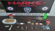 İskenderun’da  4 kişinin evinde yapılan aramada uyuşturucu madde  ile 2 Av tüfeği yakalandı