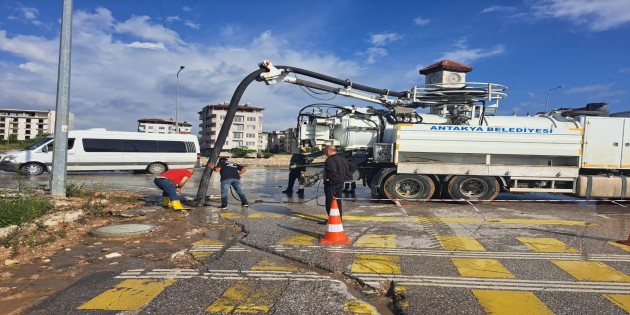 Antakya Belediyesi Ekipleri Antakya’nın Dört Bir Köşesinde Selin izlerini silerken, Başkan Yapar yerinde ve hızlı müdahalenin önemine vurguladı