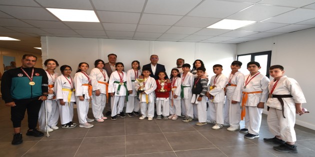 Başkan Yapar, İller arası karete şampiyonasında derece elde eden Antakya belediyesi karete takımını ağırladı
