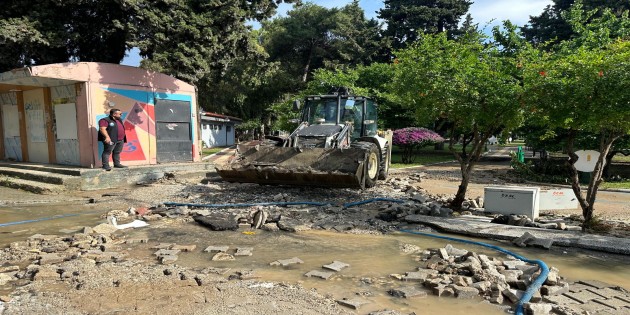 Yağışlardan etkilenen 15 Temmuz Milli İrade parkı ve Vali Göbeği parkında çalışmalar