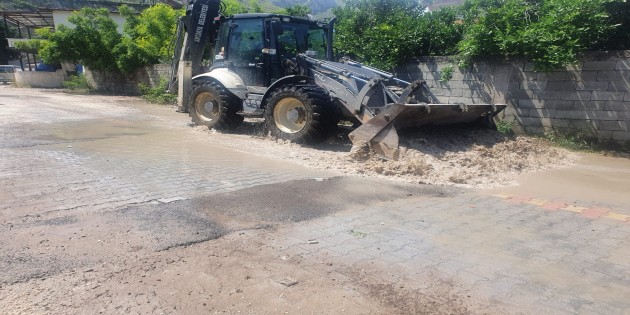 Antakya Belediyesi, şiddetli yağışlarda zarar gören yollarda onarım çalışması gerçekleştiriyor