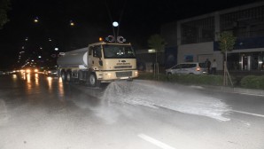 Antakya Belediyesi Atatürk, Kemal Paşa ile Kurtuluş caddelerini yıkayarak dezenfekte etti