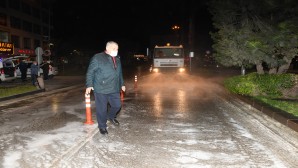 Hatay Valiliği’nin Trafiğe Kapattığı Yolları Antakya Belediyesi Yıkayarak Dezenfekte Etti