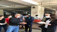 Hatay Büyükşehir Belediyesi tarafından  koronavirüs (Kovid-19) ile mücadele kapsamında semt pazarlarındaki esnafa ücretsiz maske dağıtımına devam ediyor.