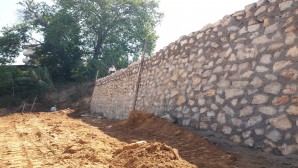 Hatay Büyükşehir Belediyesi’nden Defne Yeşilpınar’a taş duvar