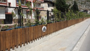 Hatay Büyükşehir Belediyesinden dere kenarına çiçeklik