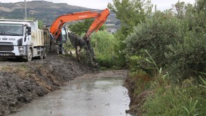 Hatay Büyükşehir Belediyesi Dere temizliğini sürdürüyor