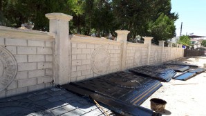 Hatay Büyükşehir Belediyesi’nden mezarlıklara perde duvar