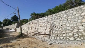 Hatay Büyükşehir Belediyesi taş duvar örme çalışmalarını sürdürüyor