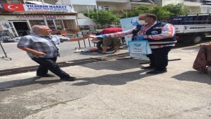 Antakya Belediyesi Pazarlarda maske dağıtımını sürdürüyor