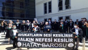 Hatay Barosuna kayıtlı Avukatlar, Adliye Önünde Toplanarak Ankara’ya Geçişlerine İzin Verilmeyen Baro Başkanlarına Destek Verdi