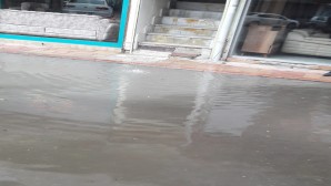 Aşırı yağışlar caddeleri derelere dönüştürdü