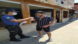 Arsuz ilçe Emniyet Müdürlüğünden vatandaşlara maske