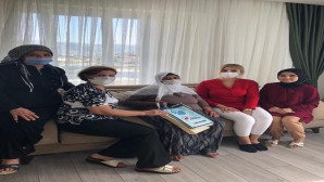 Antakya Belediyesi Başkan Yardımcısı Alev Seçmen’den şehit ailelerine ziyaretlerini sürdürüyor
