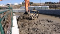 Hatay Büyükşehir Belediyesi Dere ve Kanallarda temizlik çalışmalarını sürdürüyor