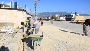 Samandağ Belediyesi Ekipleri yol yapım çalışmalarını sürdürüyorlar