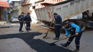 Antakya Belediyesi ekipleri, HAT SU çalışması nedeniyle bozulan yolu onardı