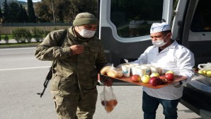 Başkan Yılmaz’dan kısıtlamada görev yapan Polis ve Askere sıcak çorba ikramı