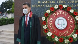 Hatay Barosu’ndan Atatürk anıtına çelenk