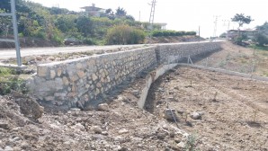 Hatay Büyükşehir Belediyesi’nin taş duvar örme çalışmaları İl genelinde devam ediyor