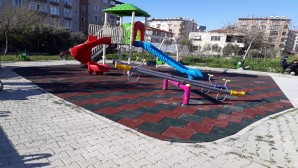 Antakya Belediyesinden parklarda kauçuk zemin kaplama çalışmaları
