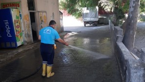 Antakya Belediyesi ekipleri kısıtlama döneminde yıkama çalışmalarını sürdürdü