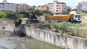 Hatay Büyükşehir Belediyesinden dere ve yağmur suyu kanalı temizliği!