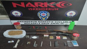İskenderun’da  4 kişinin evinde yapılan aramada uyuşturucu madde  ile 2 Av tüfeği yakalandı