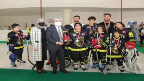 Vali Rahmi Doğan, Hatay’da Gerçekleştirilen İlk Buz Hokeyi Turnuvasına Tribünden Destek Verdi