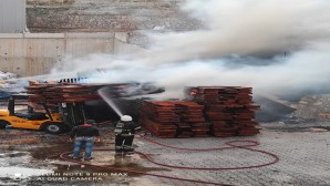 Hatay Büyükşehir  Belediyesi İtfaiyesi Yeni Mobilyacılar sitesindeki yangına hızla müdahale etti