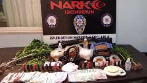 İskenderun’da uyuşturucu satıcılarına operasyon: 4 kişi çeşitli uyuşturucu madde ve 1 tüfekle yakalandı!