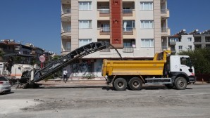 Hatay Büyükşehir Belediyesi Rüstem Tümer Paşa caddesini asfaltlıyor