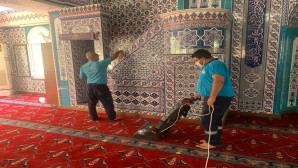 Antakya Belediyesi, Fahri Öksüz Camisinde temizlik ve hijyen çalışması gerçekleştirdi