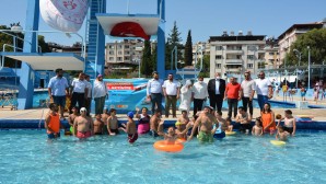 Antakya Belediyesi’nin etkinliğinde Otizmli çocuklar su topu ve su voleybolu oynadı