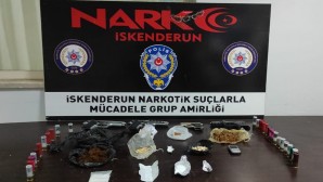 İskenderun’da 3 kişide 4 tabanca ile çeşitli uyuşturucu maddeleri yakalandı