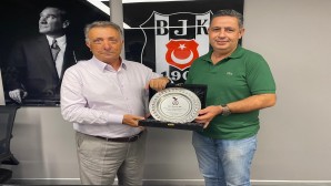 Başkan Mehmet Yıldız’dan Başkan Ahmet Nur Çebi’ye plaket