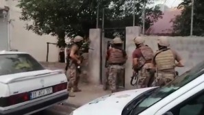 İskenderun’da Suç çetesi elemanlarını Polis Özel Hareket ekipleri evlerinde yakaladı