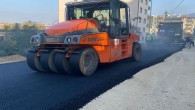Hatay Büyükşehir Belediyesi’nin Defne sokaklarında beton asfalt serimi sürüyor
