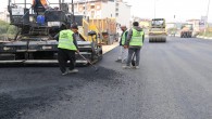 Hatay Büyükşehir Belediyesi beton asfalt seriminı Defne Uğur Mumcu caddesinde sürdürdü