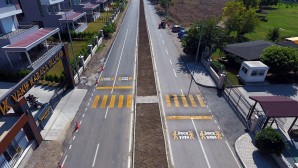 Hatay Büyükşehir Belediyesi Arsuz Karaağaç’ta Abdi İpekçi caddesinin yol çizgilerini çekti