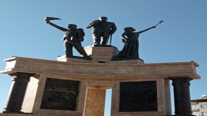 Defne Uğur Mumcu alanındaki Atatürk anıtı törenle açıldı
