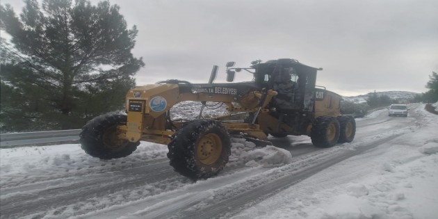 Antakya Belediyesi Karla Kaplı yolları ulaşıma açtı!