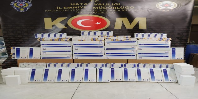 Antakya Haraparası’nda bir işyerinde 1020 paket sigara ile 3800 makaron yakalandı