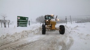 Hatay Büyükşehir Belediyesi Yayladağında karlı kapanan yolları özveriyle açtı