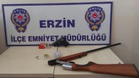 Erzin’de uyuşturucu satıcısının evinde bir tabanca, bir av tüfeği ile 59 captagon habı bulundu