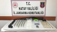 Jandarma Antakya’da bir evde uyuşturucu madde ile 3 tabanca ve 2 Av tüfeği yakaladı