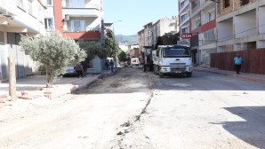 Defne Çekmece’de Hatay Büyükşehir Belediyesi asfalt serimi hazırlığında